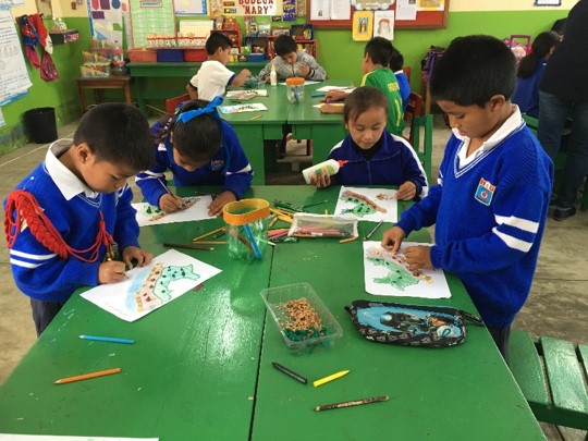 En clases coloreando